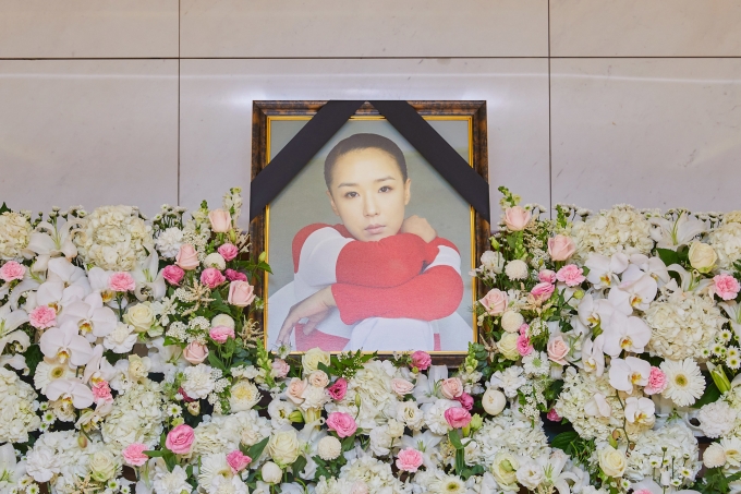 한국영화를 세계에 알린 첫 번째 배우, 월드스타 강수연이 향년 55세로 세상을 떠난 가운데 10일까지 조문을 받는다. /사진=강수연배우장례위원회 제공