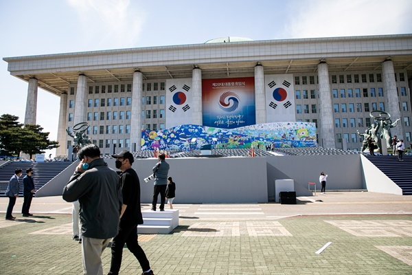 10일 경찰에 따르면 윤석열 대통령 취임식에 수류탄 테러를 하자는 글이 온라인에 게시돼 경찰이 입건 전 조사에 나섰다. 사진은 지난 9일 제20대 대통령 취임식이 열릴 서울 여의도 국회 본관 앞. /사진=뉴스1