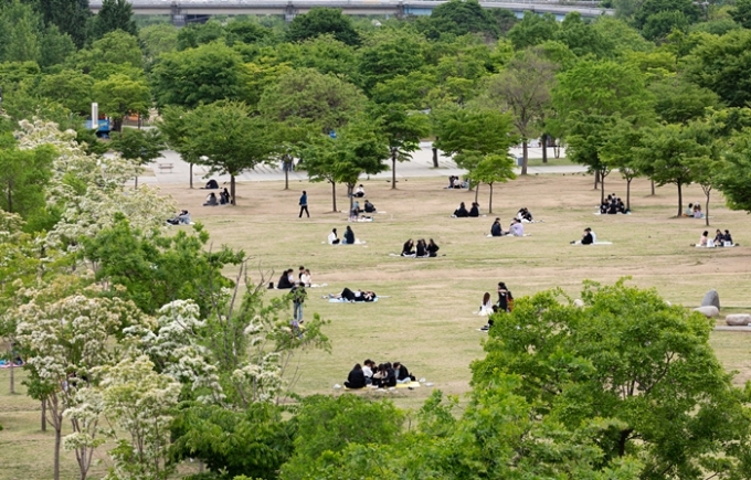 10일 발표된 신종 코로나바이러스 감염증(코로나19) 일일 신규 확진자가 4만9933명으로 집계됐다. 사진은 지난 8일 서울 마포구 한강공원을 찾은 시민들의 모습. /사진=뉴스1