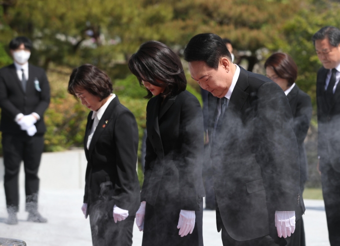 윤석열 대통령이 국립서울현충원을 방문했다. /사진=뉴시스