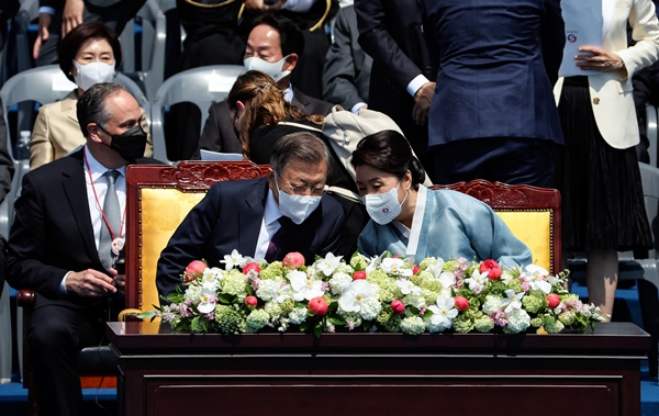 윤석열 대통령이 10일 오전 제20대 대통령 취임식이 열린 서울 여의도 국회 식장에 입장하며 문재인 전 대통령과 인사하고 있다. /사진=뉴스1