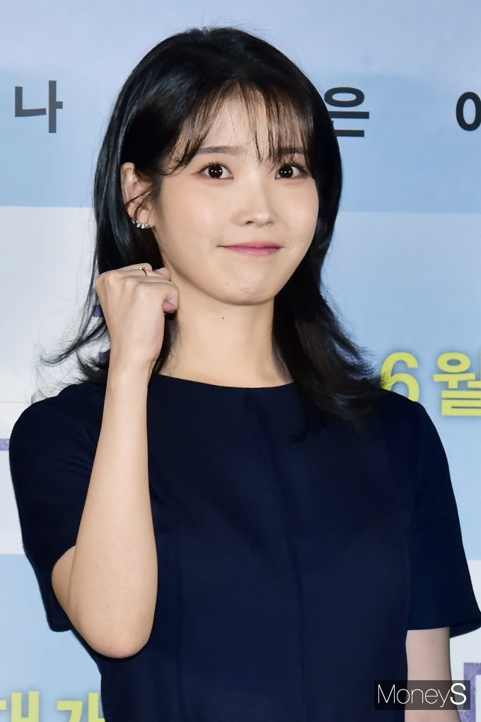 [머니S포토] 분위기 메이커 아이유, 오늘은 배우 '이지은'으로...