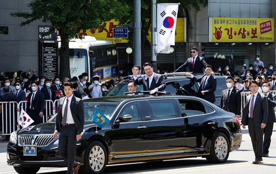 윤석열 대통령이 지난 10일 서울 여의도 국회에서 열린 제20대 대통령 취임식을 마친 후 용산 집무실로 향하며 시민들을 향해 손들어 인사하고 있다. /사진=뉴스1