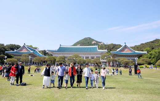 윤석열 20대 대통령의 취임일인 지난 10일 청와대가 민간에 개방됨에 따라 방문한 시민들이 기념 촬영을 하고 있다. /사진=뉴스1
