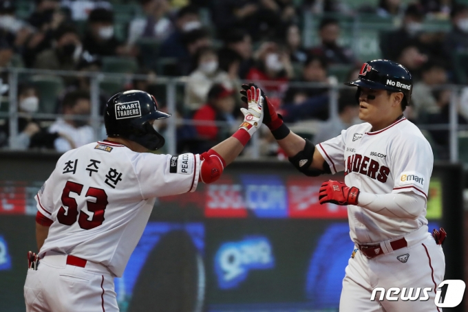 21일 오후 인천 SSG랜더스필드에서 열린 프로야구 2022 KBO리그 키움 히어로즈와 SSG랜더스의 경기 3회말 무사 주자없는 상황에서 솔로홈런을 친 SSG 추신수가 최주환과 하이파이브를 하고 있다. 2022.4.21/뉴스1 © News1 황기선 기자