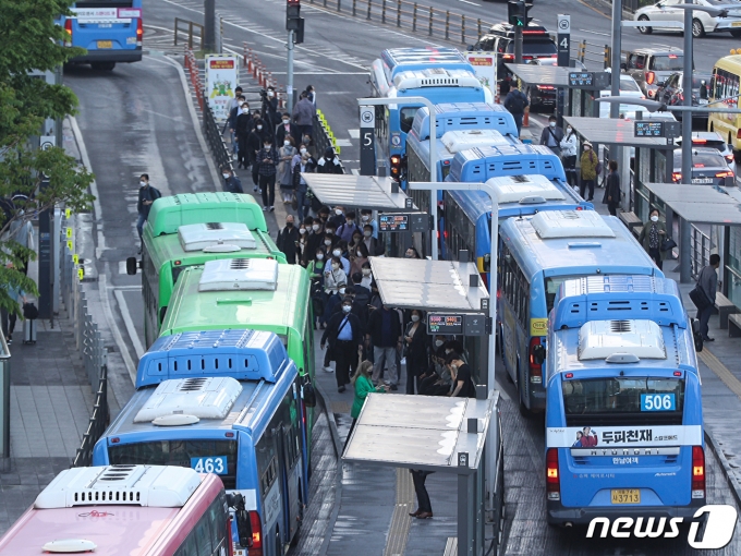 26일 오전 서울역 버스정류장에서 버스들이 운행하고 있다. 2022.4.26/뉴스1 © News1 신웅수 기자