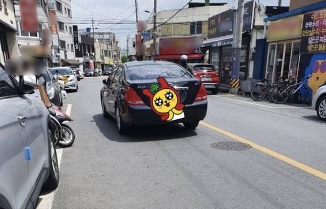 한 온라인 커뮤니티에서 지난 10일 도로 한 가운데에 불법 주차를 하고 식사를 하러 간 차주가 음식값보다 비싼 과태료를 물게 된 일화가 공개됐다. /사진=온라인 커뮤니티 캡처