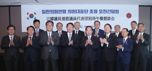 대한상공회의소가 제20대 대통령 취임식 참석을 위해 방한한 일한의원연맹 대표단을 초청해 11일 여의도 63빌딩에서 오찬 간담회를 개최했다. 최태원 대한상의 회장이 일한의원연맹 대표단과 기념촬영을 하고 있다. / 사진=대한상의