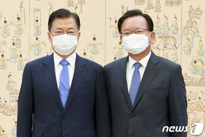 문재인 대통령이 14일 오전 청와대에서 김부겸 국무총리에게 임명장 수여 후 기념촬영을 하고 있다. 2021.5.14/뉴스1 © News1 이광호 기자