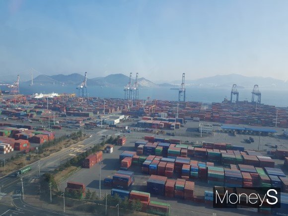  지난 4월 광주·전남지역 수출액은 전년동월대비 6.1% 증가했지만, 러-우크라이나 사태에 따른 원자재값 급등으로 인해 수입액이 크게 늘면서 무역수지 흑자 규모는 급감했다.전남 광양항 전경/사진=머니S DB.