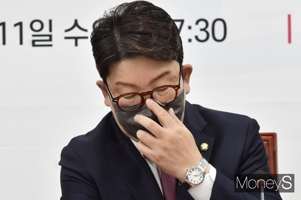 권성동 국민의힘 원내대표가 12일 양이원영 더불어민주당 의원이 여성가족부를 옹호하며 '천안함 사건'을 언급한 데 쓴소리를 내뱉었다. 사진은 지난 11일 서울 여의도 국회 본관에서 열린 당정협의에 참석한 권 원내대표. /사진=임한별 기자