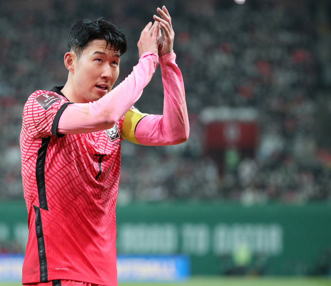 가나 언론이 지난 11일(한국시각) 2022 국제축구연맹(FIFA) 카타르월드컵에서 맞붙는 한국을 과소평가하면 안된다고 전했다. 사진은 지난 3월24일 손흥민이 카타르월드컵 아시아 최종예선 이란전에서 팬들의 응원을 독려하는 모습. /사진=뉴스1