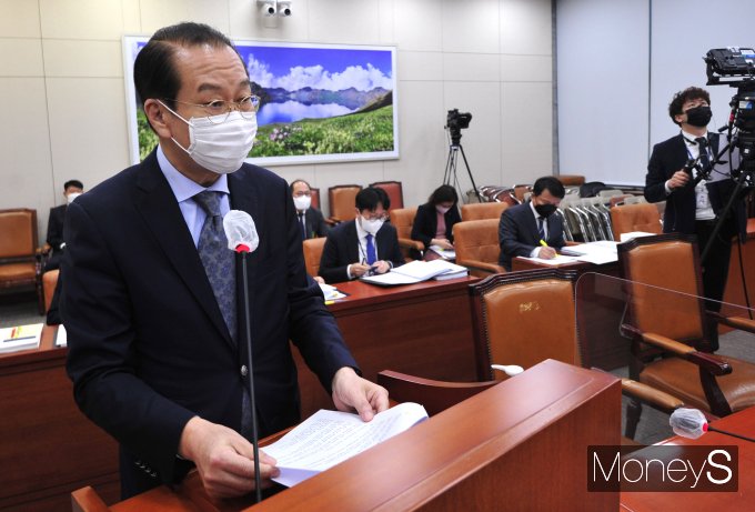 [머니S포토] 국회 청문회서 발언하는 권영세 통일부장관 후보자