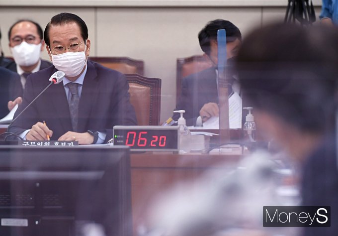 [머니S포토] 청문회에서 의원 질의 답변하는 권영세 후보자