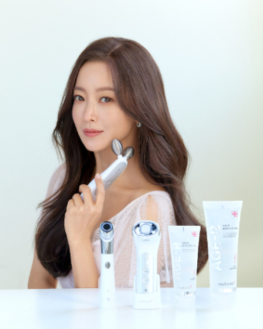 메디큐브 에이지알(AGE-R)이 2022년 들어 4개월 만에 판매량 10만을 돌파했다. /사진=메디큐브