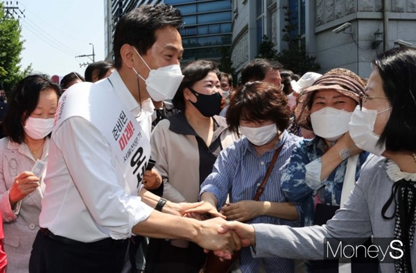 오세훈 서울시장이 12일 후보 등록을 마치며 '최초 4선 서울시장'에 도전했다. 사진은 이날 서울 구로구 고척동 일대를 방문한 오 시장. /사진=임한별 기자
