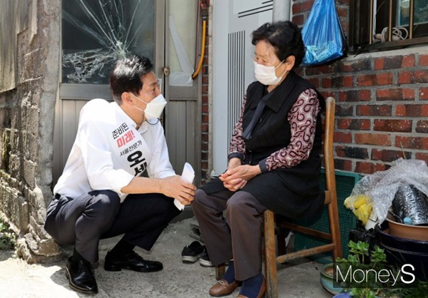 오세훈 서울시장이 12일 후보 등록을 마치며 '최초 4선 서울시장'에 도전했다. 사진은 이날 서울시장 출마선언 후 주민과 대화를 나누는 오 시장. /사진=임한별 기자