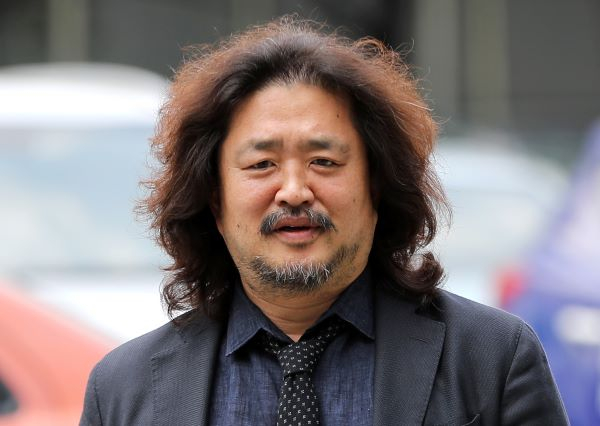 방송인 김어준이 일본군 ‘위안부’ 피해자 비하 발언을 한 김성회 대통령비서실 종교다문화비서관이 기용된 것에 대해 강하게 쏘아붙였다. 사진은 지난 2018년 성남시 분당경찰서에서 조사를 받기 위해 출두한 김어준의 모습. /사진=뉴스1