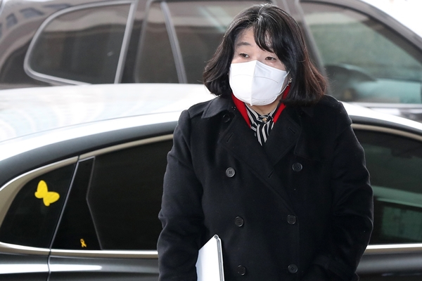 12일 법조계에 따르면 윤미향 더불어민주당 의원의 남편과 관련한 인터넷 기사에 댓글을 남겼다가 명예훼손 혐의로 고소당한 누리꾼이 국민참여재판을 받는다. 사진은 지난 2월  서울 마포구 서울서부지방법원에 출석한 윤 의원. /사진=뉴스1
