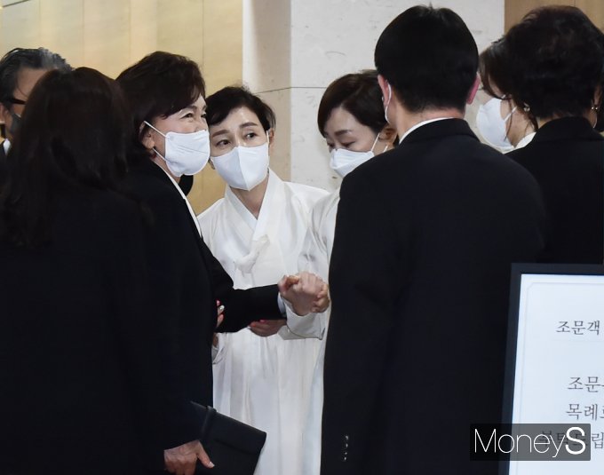 [머니S포토] 구자학 빈소, 유족 위로하는 삼성家 홍라희