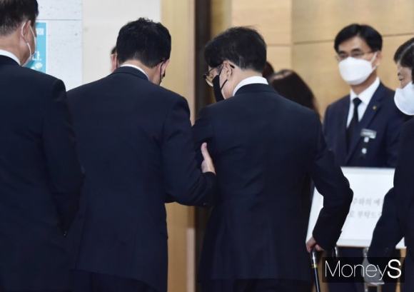  구 회장 장례는 서울 아산병원 장례식장에서 4일 동안 진행된다. 부축받으며 빈소에 들어서는 이재현 CJ그룹 회장. /사진=임한별 기자