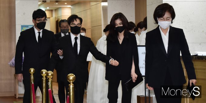 [머니S포토] 빈소 조문 마친 CJ 이재현과 삼성가 홍라희·이부진