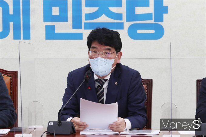 더불어민주당이 12일 당내 성비위 혐의로 박완주 의원(더불어민주당·충남 천안시을)을 제명했다. 사진은 박 의원이 지난 1월6일 서울 여의도 국회에서 열린 민주당 정책조정회의에서 발언하는 모습. /사진=장동규 기자