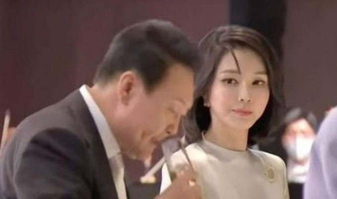 김건희 여사가 술잔을 든  윤석열 대통령을 쳐다보는 모습. /사진=온라인커뮤니티 갈무리