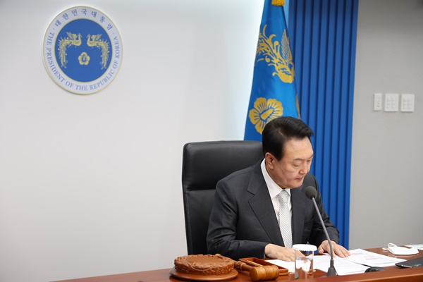 윤석열 대통령이 극회에 한동훈 법무부 장관 후보자의 인사청문경과보고서 재송부를 요청했다. 사진은 지난 12일 서울 용산 대통령실 청사에서 추경 예산안 편성을 위한 첫 국무회의를 주재하는 윤 대통령. /사진=뉴스1