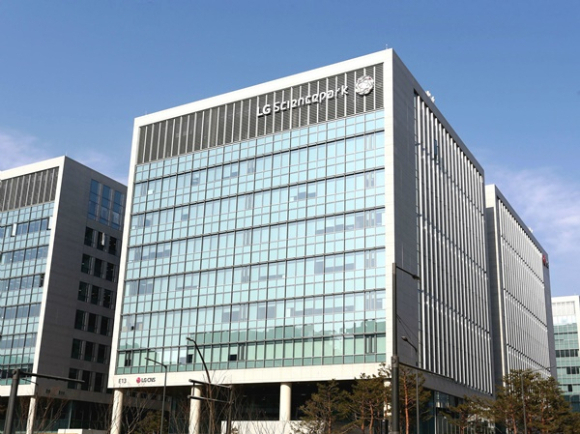 LG CNS는 아마존웹서비스(AWS)로부터 '올해의 서비스 파트너(Services Partner of the Year)' 상을 수상했다. /사진=LG CNS
