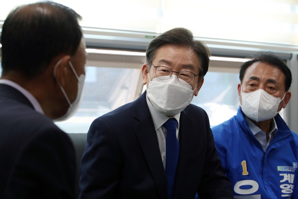 이재명 더불어민주당 총괄선거대책위원장이 13일 '일꾼론'을 내세우며 6·1 지방선거 지지를 호소했다. 사진은 지난 11일 인천 계양구 작전동 계양구보훈회관에서 보훈회관 관계자들과 대화를 나누는 이 위원장. /사진=뉴스1