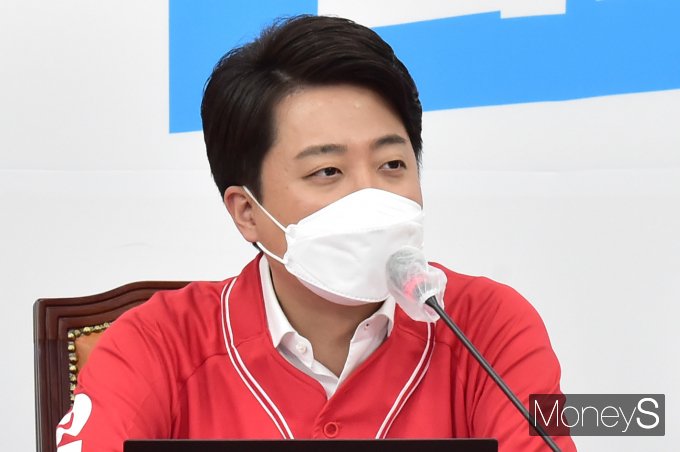 [머니S포토] 이재명 겨냥 이준석 