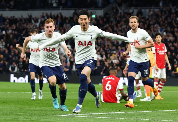 13일(한국시각) 토트넘이 아스널을 잡으며 EPL 4위 경쟁이 치열해졌다. 사진은 이날 골 넣고 기뻐하는 손흥민. /사진=로이터