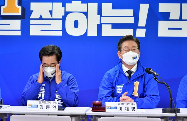 이재명 더불어민주당 총괄선거대책위원장과 김동연 민주당 경기도지사 후보가 13일 김은혜 국민의힘 후보를 향해 견제구를 날렸다. 사진은 이날 경기 수원시 김동연 경기지사 후보 선거사무소에서 열린 민주당 제1차 중앙선거대책위원회의에 참석한 김 후보(왼쪽)와 이 위원장. /사진=임한별 기자