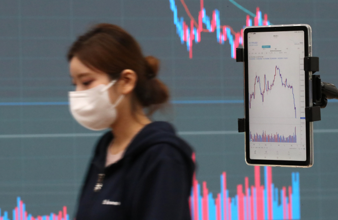 지난 12일 서울 서초구 빗썸 고객센터 전광판에 비트코인 등 가상자산의 차트가 표시되고 있다. 최근 한국 블록체인 기업 테라가 발행하는 스테이블코인 '테라'가 사흘째 무너지면서 자매코인격인 '루나' 역시 5월초 대비 95%에 가까운 폭락이 이어지고 있다./사진=뉴스1