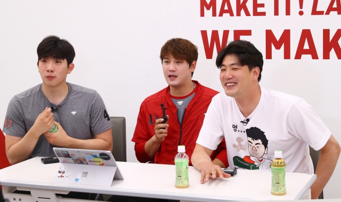 김광현(맨 우측)이 팀 동료 오원석(맨 좌측), 서진용(가운데)와 함께 구단 라이브 방송에 출연하고 있다. (SSG 랜더스 제공)© 뉴스1
