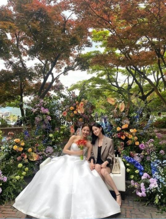 가수 겸 배우 손담비가 지난 13일 스피드스케이팅 국가대표 이규혁과 결혼식을 올린 가운데 평소 손담비의 절친들로 알려졌던 배우 공효진과 정려원이 결혼식 인증샷에 등장하지 않아 누리꾼들의 궁금증이 커지고 있다./사진=이주연 인스타그램