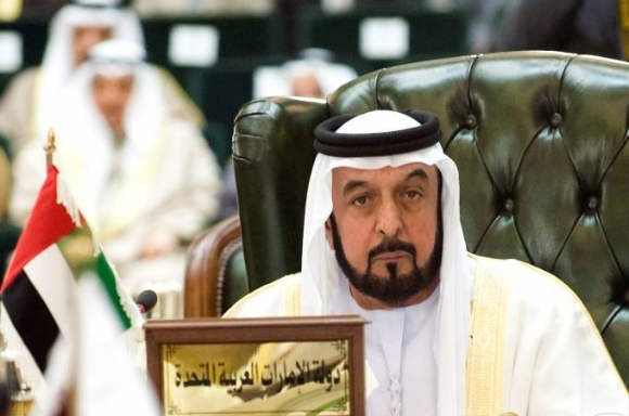 셰이크 할리파 빈 자이드 알 나흐얀 아랍에미리트(UAE) 대통령이 지병으로 세상을 떠난지 하루만에 새 대통령이 선출됐다. 사진은 지난 2009년 셰이크 할리파 빈 자이드 알 나하얀 전 대통령이 쿠웨이트 바얀 궁전에서 열린 걸프협력회의(GCC) 정상회의 폐막식에서 폐회 연설을 듣는 모습./사진=로이터