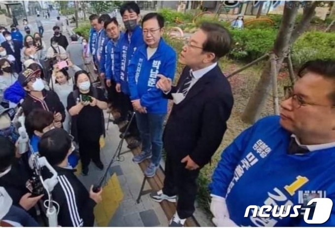 이준석 국민의힘 대표가 페이스북에 이재명 인천 계양구을 보궐선거 후보가 벤치 위에 구둣발로 올라가 유세한 것을 지적하며 올린 사진과 글(이 대표 페이스북 캡처)2022.5.15/뉴스1 © News1 박아론 기자