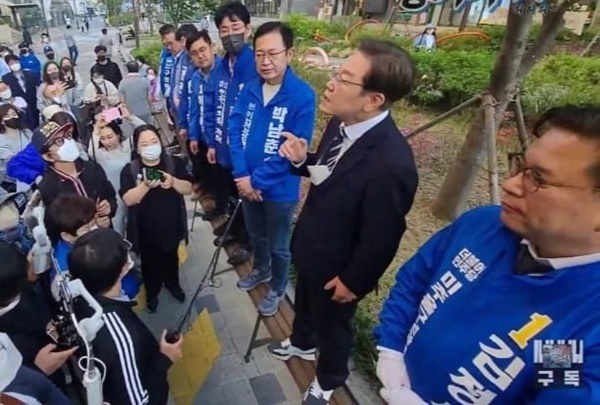 이준석 국민의힘 대표가 지난 15일 이재명 더불어민주당 계양을 후보가 벤츠에 신발을 신고 올라가자 쓴소리를 내뱉었다. 사진은 지난 15일 이재명 더불어민주당 계양을 후보가 인천 미추홀구 도화지구 상가 앞에서 즉석 연설을 하기 위해 신발을 신고 벤치 위에 올라선 모습. /사진=이준석 국민의힘 대표 페이스북