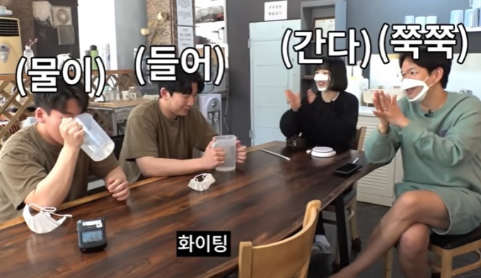 유튜브 채널 '워크맨'에 게스트로 걸그룹 르세라핌 김채원이 출연했다. 워크맨 진행자 장성규는 채원과 단식원을 방문했다. 그곳에서 공개된 장 청소 소금물이 화제다. 사진은 장성규(맨 오른쪽)와 르세라핌 채원이 단식원 회원들을 격려하는 모습. /사진='워크맨' 유튜브 영상 캡처