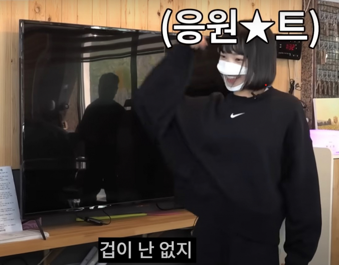 사진은 소금물을 마시며 힘들어하는 회원들을 응원하는 채원의 모습. /사진='워크맨' 유튜브 영상 캡처