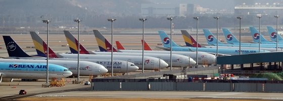 대한항공, 아시아나항공의 항공기가 인천공항에서 함께 있는 모습. /사진=뉴스1