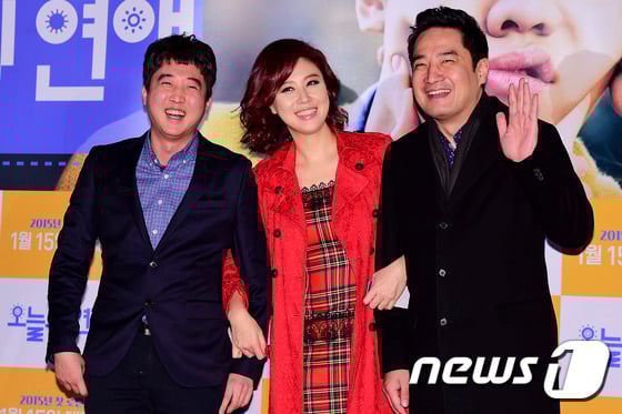 2015년 1월 8일 서울 왕십리 CGV에서 열린 영화 '오늘의 연애’(감독 박진표) VIP 시사회에 참석한 정치인 이준석, 배우 김성경, 강용석 변호사가 포즈를 취하고 있다. 이때만 해도 이준석 국민의힘 대표와 강용석 무소속 경기지사 후보는 좋은 사이였다.  © News1
