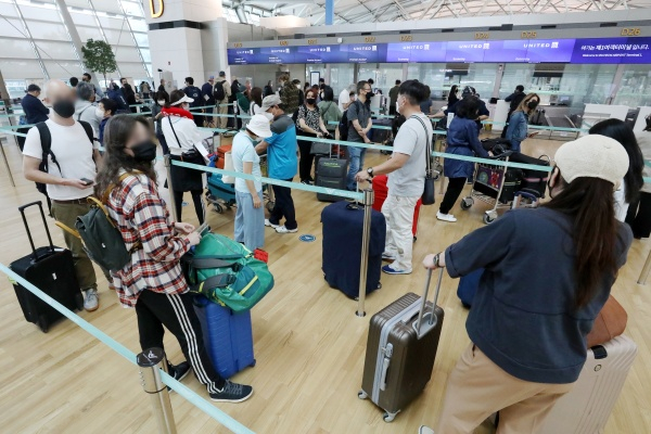 여행업계가 일본여행 상품 판매를 시작하고 있다. 사진은 인천국제공항 제1여객터미널 출국장에서 해외여행을 떠나려는 여행객들이 탑승수속을 밟고 있다./사진=뉴스1