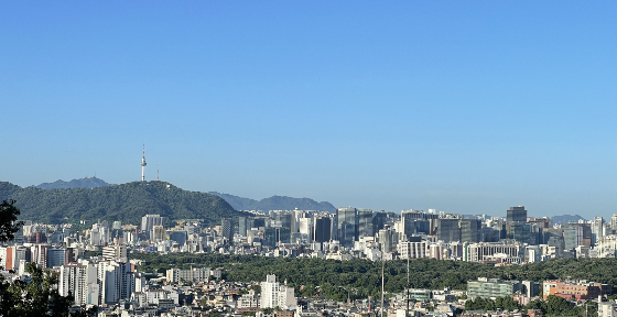  김소희 전 스타일난다 대표가 성북구 성북동 일대에 500평짜리 고급 주택을 짓는 것으로 알려졌다. /서울 성북구 성북동에서 바라본 도심. 사진=뉴스1