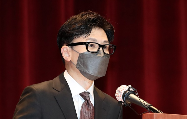 박주민 더불어민주당 의원이 지난 18일 한동훈 법무부 장관을 향해 '팬덤현상'이 나타나는 데 '의혹 해소'로 연결하면 곤란하다고 지적했다. 사진은 지난 17일 경기 과천 법무부 청사에서 열린 취임식에서 취임사를 하는 한 장관. /사진=뉴스1