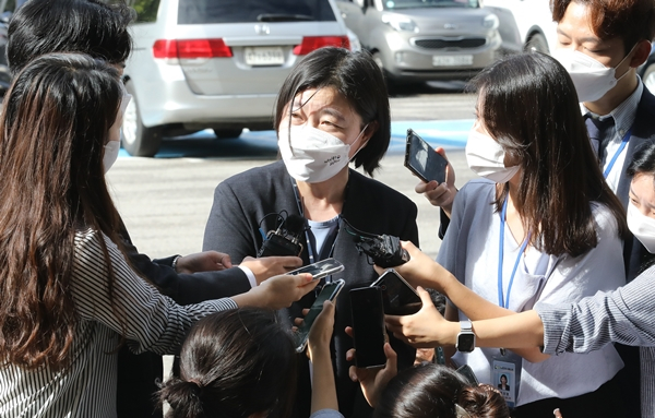 한동훈 법무부 장관 취임 후 임은정 법무부 감찰담당관이 지난 18일 자신의 사회관계망서비스(SNS)를 통해 대구지검 중요경제범죄조사단 부장으로 좌천된 데 대하여 "대구도 한번 근무하고 싶었는데 기어이 가게 됐다"고 전했다. 사진은 지난해 9월 경기 정부과천청사 고위공직자범죄수사처에 출석한 임 담당관. /사진=뉴스1