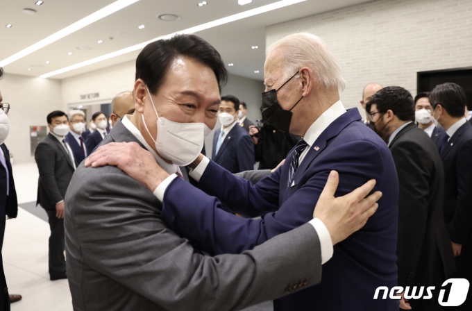 조 바이든 미국 대통령이 20일 경기 평택 삼성전자 반도체 P3 공장을 둘러본 후 이동하던 윤석열 대통령의 어깨에 팔을 올리며 대화하고 있다. (대통령실사진기자단) 2022.5.20/뉴스1 © News1 오대일 기자