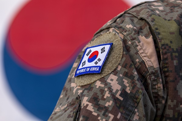 '군대'란 대한민국 남자라면 피할 수 없는 곳이다. 군대로 인해 '꾸나'랑 '곰신'이란 단어가 생겨났다. '꾸나'는 군대를 간 사람, '곰신'은 기다리는 사람을 의미한다. /사진=이미지투데이